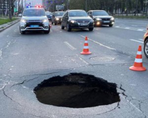 На дороге Киева заметили огромную дыру - Facebook взорвался шутками