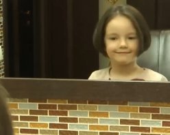 5-летняя девочка продала свои волосы ради онкобольного парня