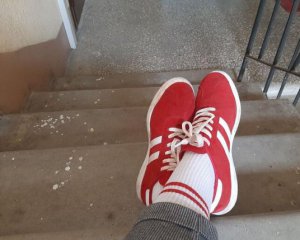 "Не того кольору": жінку оштрафували за біло-червоні шкарпетки