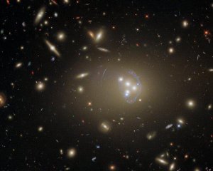 Телескоп Hubble сфотографировал сотни гигантских галактик