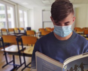 Навчання в школах поновлюють: чи потрібно дітям носити маски