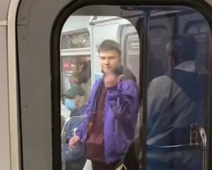 Пассажир шокировал неадекватным поведением в столичном метро