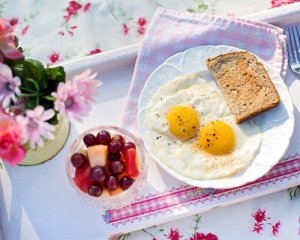 Яичница на завтрак может навредить: в каких случаях блюдо есть не стоит