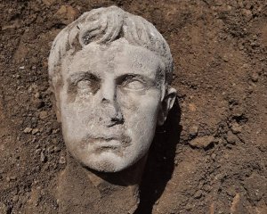 Відкопали мармурову голову імператора