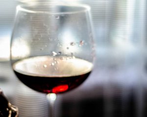 Алкогольные напитки могут подорожать: как вырастут цены