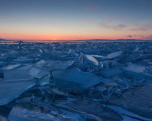 Дайверы устроили экстремальное купание в озере ледяных игл - видео