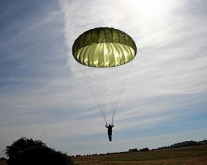 Спасатель погиб во время тренировочного прыжка с парашютом