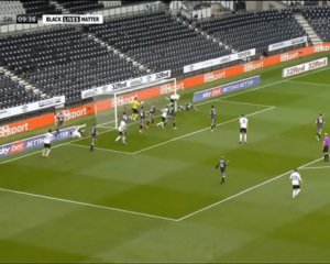 Англійський футболіст ударився об штангу