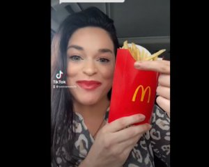 Женщина с самым большим ртом в мире за один раз съела порцию картофеля фри. видео
