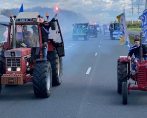 Нидерландские фанаты провожали команду на 150 тракторах