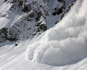 Сход лавины в Альпах: число погибших растет