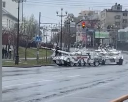 У РФ танк повертався з параду і врізався в світлофор