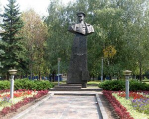&quot;Стоял и стоять будет&quot; - и.о. мэра Харькова о памятнике Жукову в городе