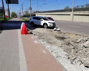 Велосипедисти зняли асфальт із парковки, яку незаконно зробили замість велодоріжки