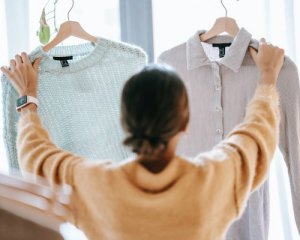 Как носить трикотажную рубашку и в чем ее преимущества