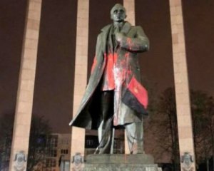 Как наказали студента, облившего краской памятник Бандере