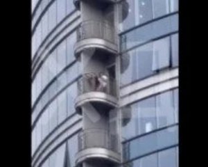 Гаряча парочка влаштувала інтим на балконі готелю