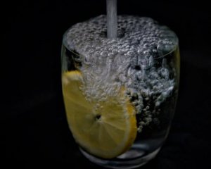 Дієтологи пояснили ефект від води з лимоном натщесерце