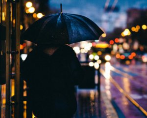 Жінка з парасолею влаштувала ДТП: момент потрапив на відео