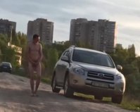 Голый мужчина разгуливал по Киеву и приветствовал водителей (18+)