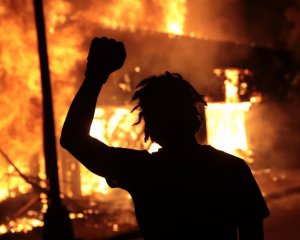 Полицейский задушил Джорджа Флойда. Убийство повлекло массовые протесты