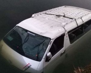 Пассажирский фургон слетел в канал: есть погибшие