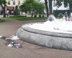 Неизвестные налили моющее средство в фонтан на Контрактовой площади в Киеве