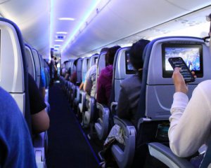 Забої та подряпини: стюардесу побили під час рейсу через відмову прибрати сміття