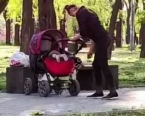 Повисала на коляске: показали, как женщина под кайфом гуляла с младенцем