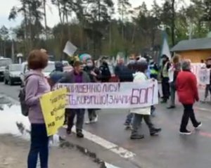 Возмущенные активисты перекрыли Варшавскую трассу под Киевом
