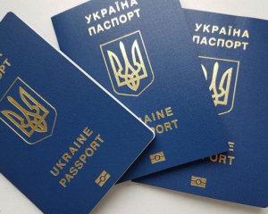 Гре*ані українські закони: жінка зі своїми дітьми викинули паспорти