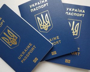 Скандал з викинутими паспортами: жінка записала відеозвернення