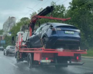 "Як тобі таке, Ілоне": у столиці евакуювали Tesla разом із зарядним пристроєм