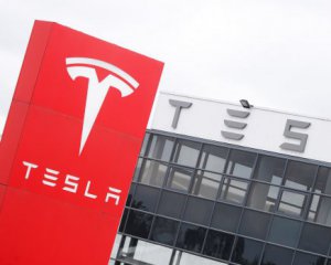 Tesla починає випуск найшвидшого серійного автомобіля у світі