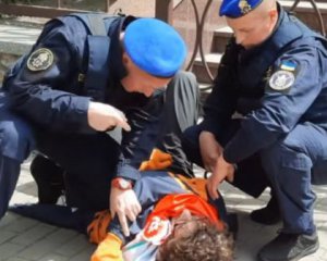 В Киеве задержали белорусского активиста. Он хотел засыпать посольство навозом