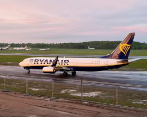 Лайнер Ryanair примусово сів у Мінську через білоруський військовий літак - Боррель