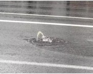 На Шулявському мосту посеред дороги б'є "фонтан"