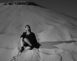 Deep-pop співачка показала фешн-новелу посеред пустелі