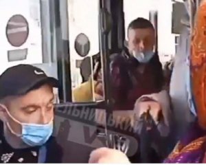 В автобусі пасажир побився з кондуктором: конфлікт потрапив на відео