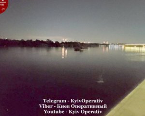 У столиці помітили некеровану баржу