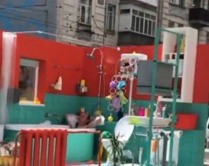 У центрі Києва чоловік плескався у ванній просто неба: курйозне відео