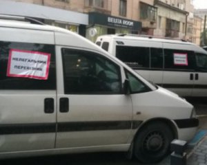 Нелегальні перевізники перекрили пішохідні зони  в Івано-Франківську