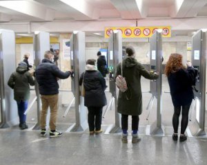 Молодь &quot;поставила на вуха&quot; вагон київського метро