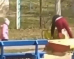 Пьяная в стельку мать свалила коляску с ребенком: прогулка попала на видео