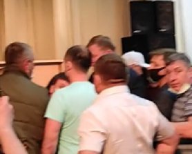 Депутат вдарив колежанку по голові. Вона в лікарні