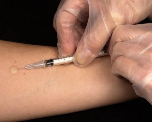 Білорусь хоче вакцинувати українців &quot;Супутником V&quot;