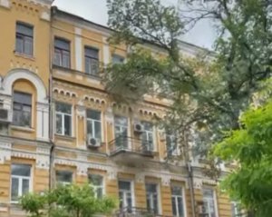 В центре Киева обвалился балкон: видео