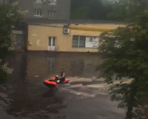 Город затопил ливень: люди плавают на водном мотоцикле