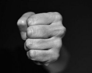 Не поступилася місцем: жінку побили в маршрутці на очах у дитини