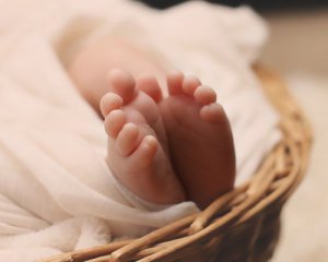 Родила дома: женщина закопала младенца